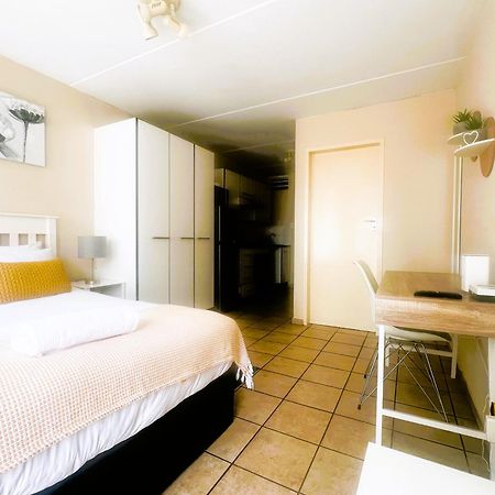 Smart And Cozy Studio With Netflix And Showmax Pretoria-Noord Exterior foto